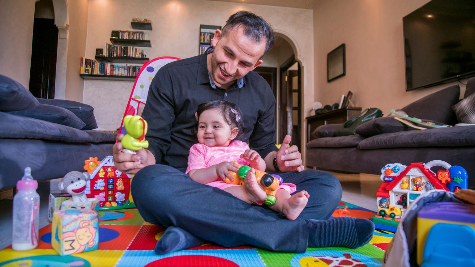 Apa játszik kisgyermekével